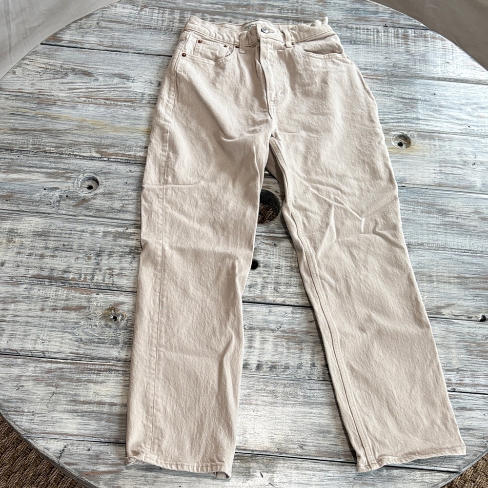 Abercrombie & Fitch High-Rise Straight Jeans in Light Beige